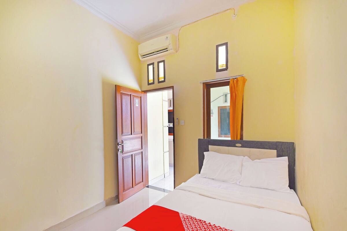 Desk, laptop workspace, free WiFi, bed sheets