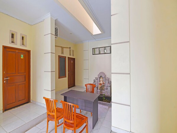 Reception - Hotel O Sandat Guest House (Denpasar)