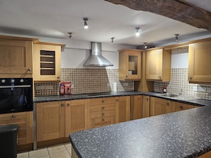 Fridge, oven, stovetop, electric kettle