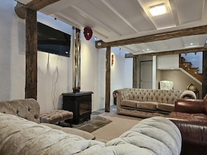 TV, fireplace