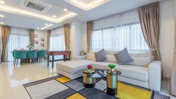 Luxury-Villa, 4 Schlafzimmer, Nichtraucher, Terrasse | 4 Schlafzimmer, hochwertige Bettwaren, Daunenbettdecken, Zimmersafe