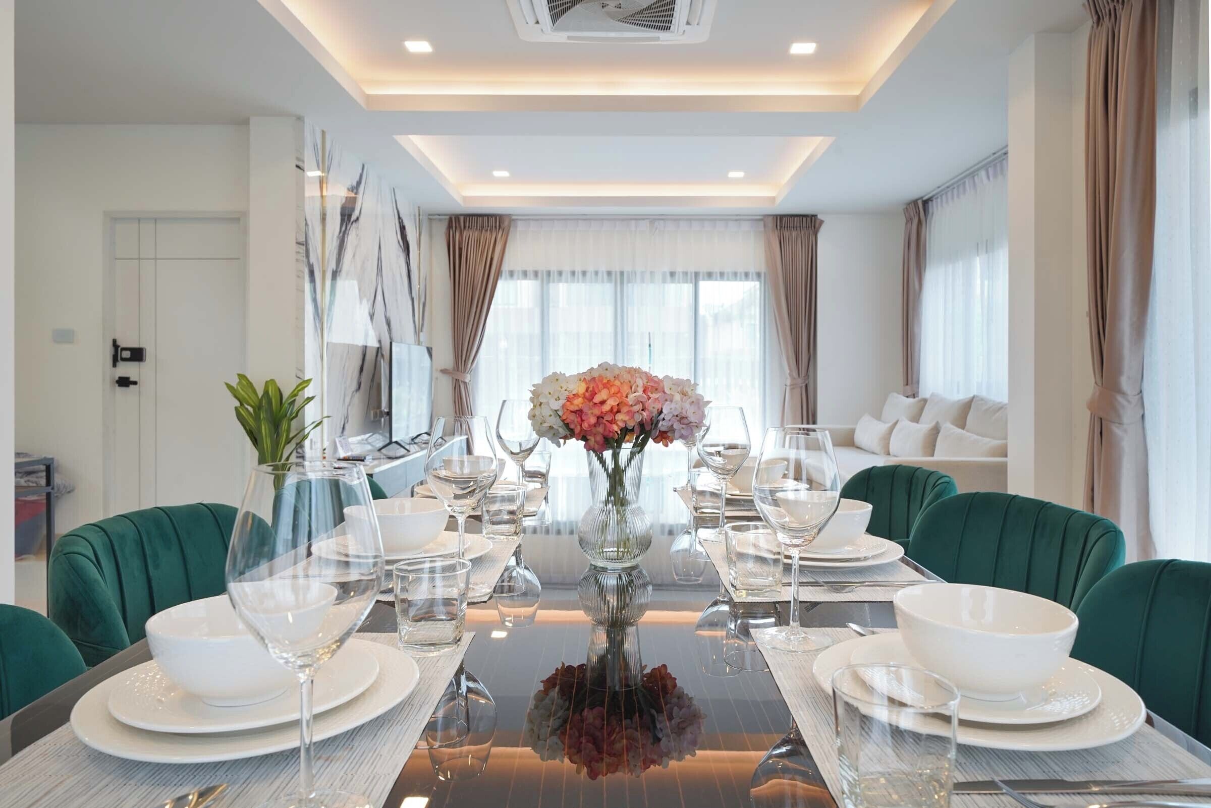 Luxury Villa, 4 Bedrooms, Non Smoking, Balcony | Ruang tamu | 42 inci televisyen LED dengan digital, TV 