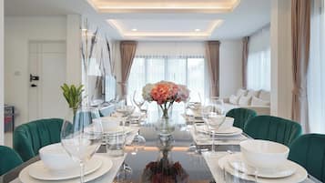 Luxury Villa, 4 Bedrooms, Non Smoking, Balcony | Ruang tamu | 42 inci televisyen LED dengan digital, TV