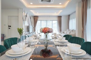 Luxury-Villa, 4 Schlafzimmer, Nichtraucher, Balkon | Wohnbereich | 42-Zoll-LED-Fernseher mit Digitalempfang, Fernseher