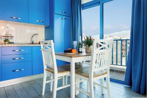 Frigorífico, microondas, placa de cocina y molinillo de café