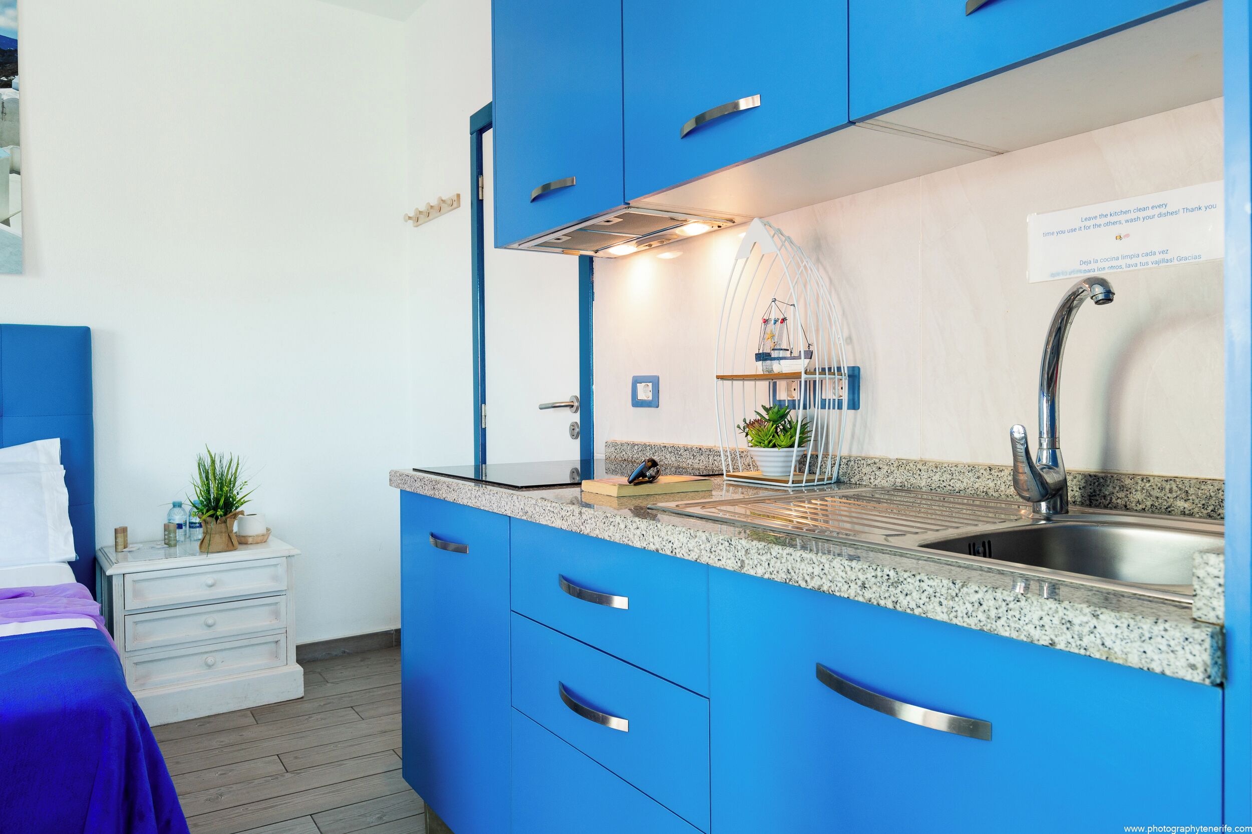 Kühlschrank, Mikrowelle, Herdplatte, Kaffeemühle