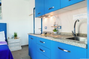 Kylskåp, mikrovågsugn, spishäll och kaffekvarn