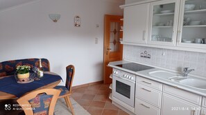 Réfrigérateur, four, plaque de cuisson, cafetiÚre/bouilloire