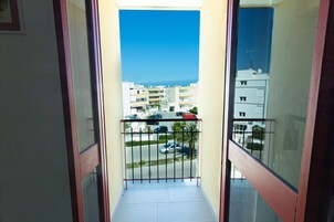 Comfort-Apartment, 1 Schlafzimmer, Balkon, Meerblick | Wohnbereich | LED-Fernseher