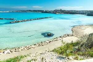 In Strandnähe, weißer Sandstrand, Volleyball, 5 Strandbars
