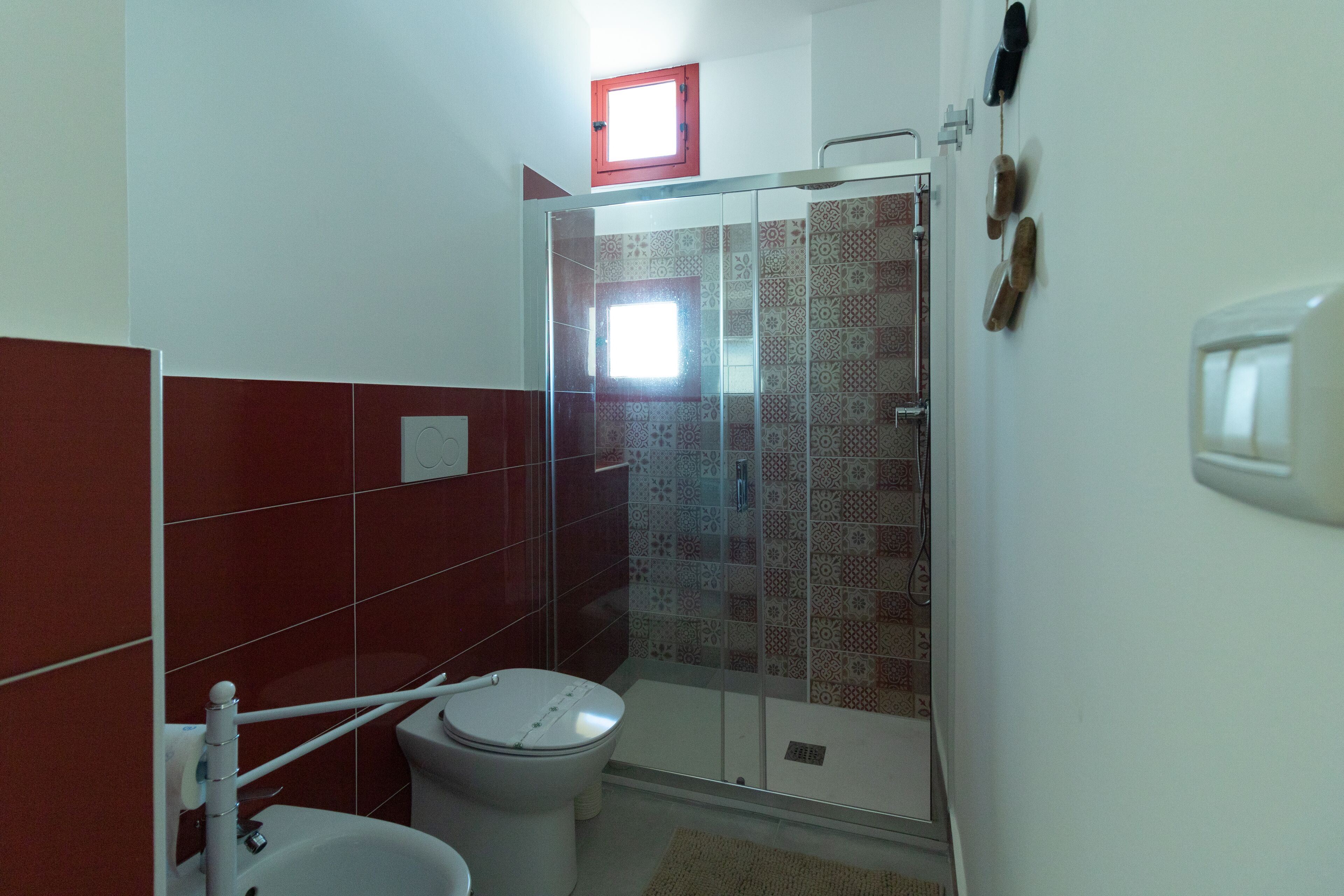 Ein Badezimmer mit Toilette, Waschbecken und Duschkabine.