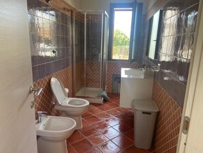 Dusche, Haartrockner, Bidet, Handtücher