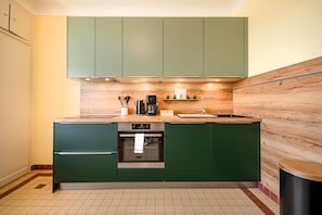Apartamento | Cozinha privada | Geladeira, micro-ondas, fogão, cooktop