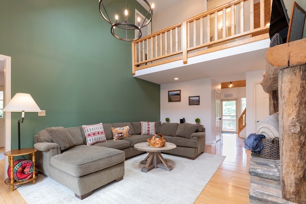 TV connectée, cheminée, lecteur de DVD, baby-foot