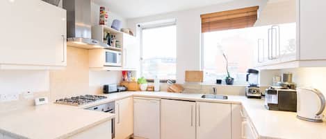 Deluxe Apartment | Private kitchen | Mini-fridge, microwave, oven, dishwasher