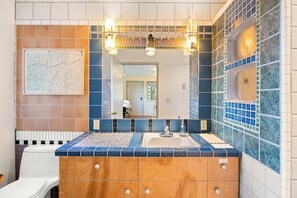 Haartrockner, Handtücher, Seife, Shampoo