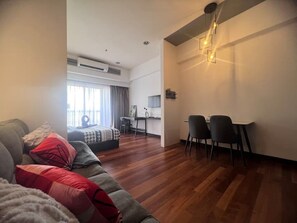 Smart TV - Newly Reno Best Promotion! Pyramid Couple Suites (Petaling Jaya)