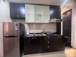 Fridge, microwave, electric kettle, cookware/dishes/utensils - Newly Reno Best Promotion! Pyramid Couple Suites (Petaling Jaya)