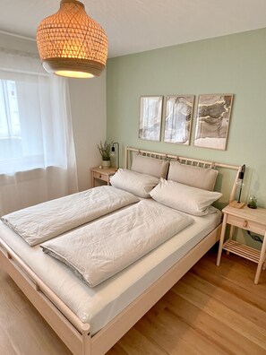 1 habitación, tabla de planchar con plancha y cuna de viaje 