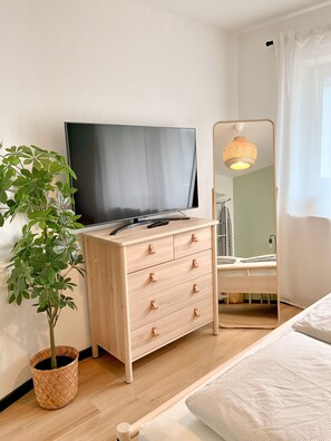 1 habitación, tabla de planchar con plancha y cuna de viaje