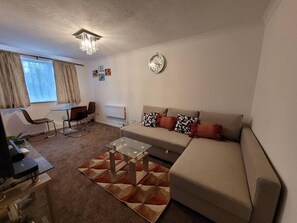 Living area - Tastefully Decorated 1 bed Flat Near Abbeywood (Belvedere)