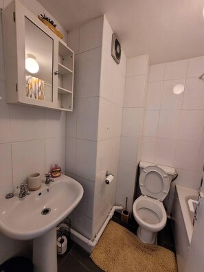 Appartement | Salle de bain | Ensemble douche/baignoire, baignoire relaxante profonde
