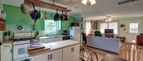 Jääkaappi, mikroaaltouuni, uuni, liesi