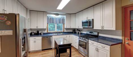 ثلاجة، ميكروويف، فرن، موقد طهي مسطح