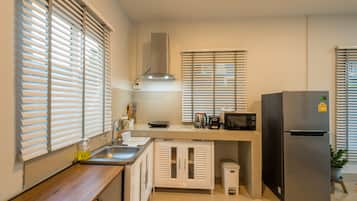 Villa básica, 1 habitación, vista al jardín, en el área del jardín | Cocina privada | Refrigerador con congelador, microondas, tetera eléctrica y tostadora