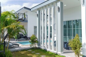 3 Bedroom PoolVilla with Rooftop Terrace | Uitzicht op de tuin
