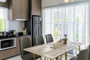 3 Bedroom PoolVilla with Rooftop Terrace | 専用キッチン | 大型冷蔵庫、電子レンジ、電気ポット、トースター