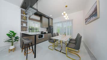 3 Bedroom PoolVilla with Rooftop Terrace | Cozinha privada | Geladeira grande, micro-ondas, chaleira elétrica, torradeira