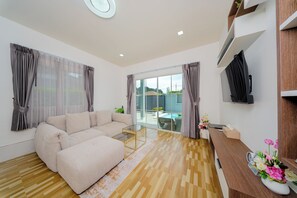 1 Bedroom Pool Villa with Pool View | リビング エリア | 55 インチのスマートテレビ (衛星放送視聴可)、テレビ