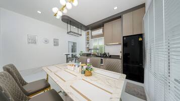 3 Bedroom PoolVilla with Rooftop Terrace | Yksityinen keittiö | Täysikokoinen jääkaappi, mikroaaltouuni, vedenkeitin, leivänpaahdin