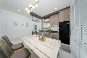 3 Bedroom PoolVilla with Rooftop Terrace | ครัวส่วนตัว | ตู้เย็นขนาดใหญ่, ไมโครเวฟ, กาต้มน้ำไฟฟ้า, เตาปิ้งขนมปัง