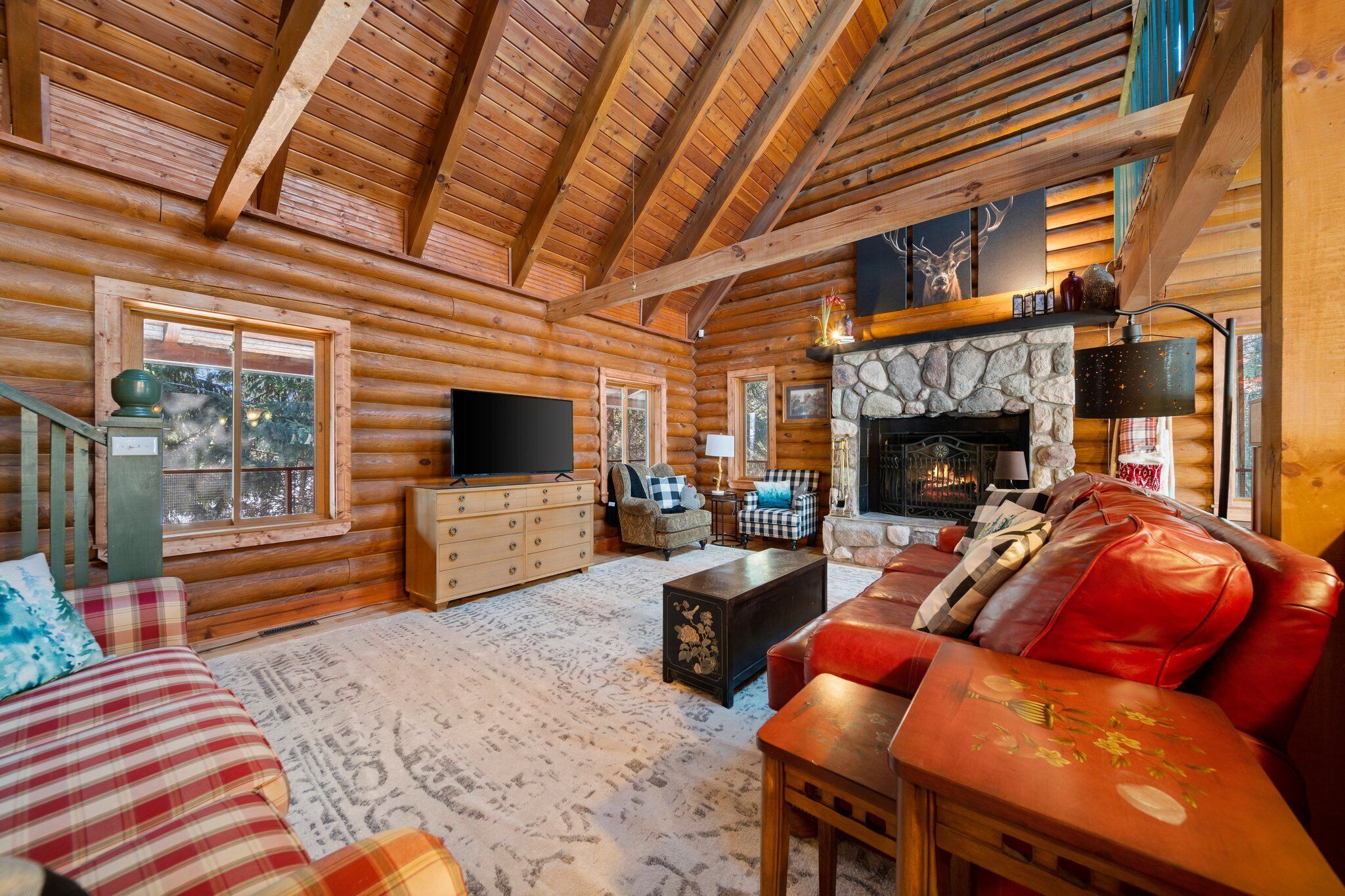 BIG Log Home Hot Tub Pet friendly It doesn't get more True Up North than this   