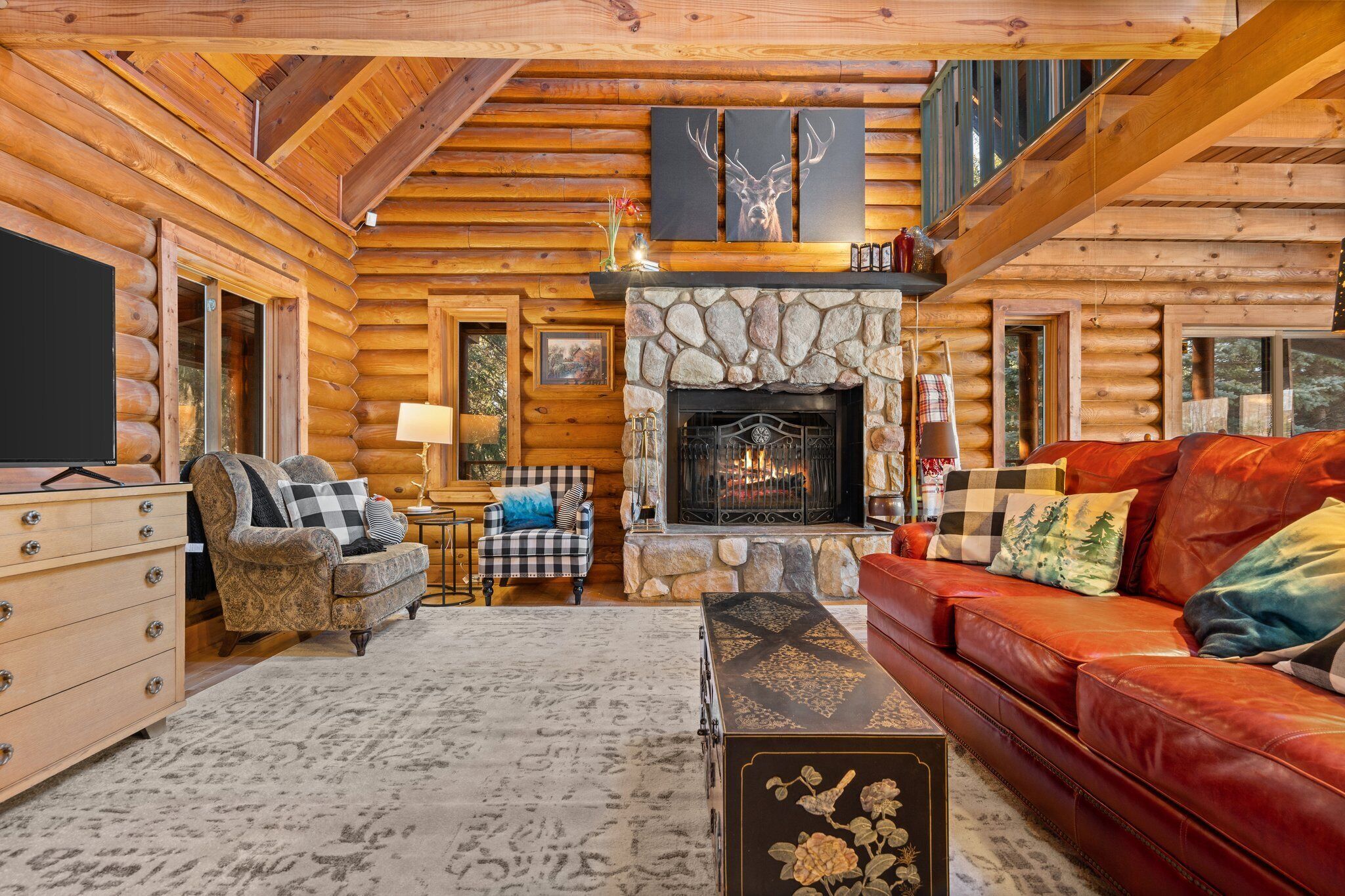 BIG Log Home Hot Tub Pet friendly It doesn't get more True Up North than this   