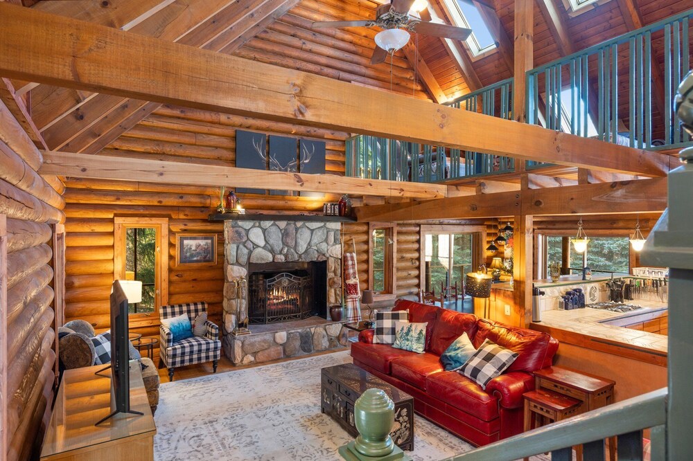 BIG Log Home Hot Tub Pet friendly It doesn't get more True Up North than this