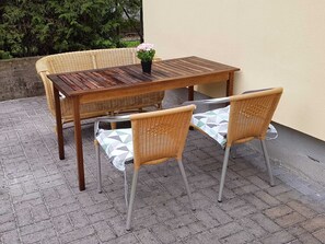 Outdoor dining - Gallery in the coach house, 5 minutes' walk from the market square, (Coburg)