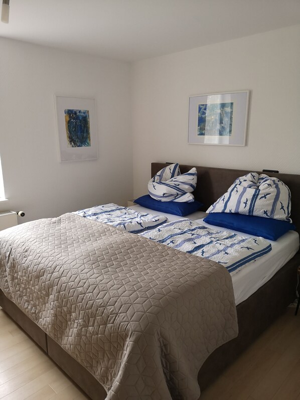 2 bedrooms, iron/ironing board, free WiFi, bed sheets