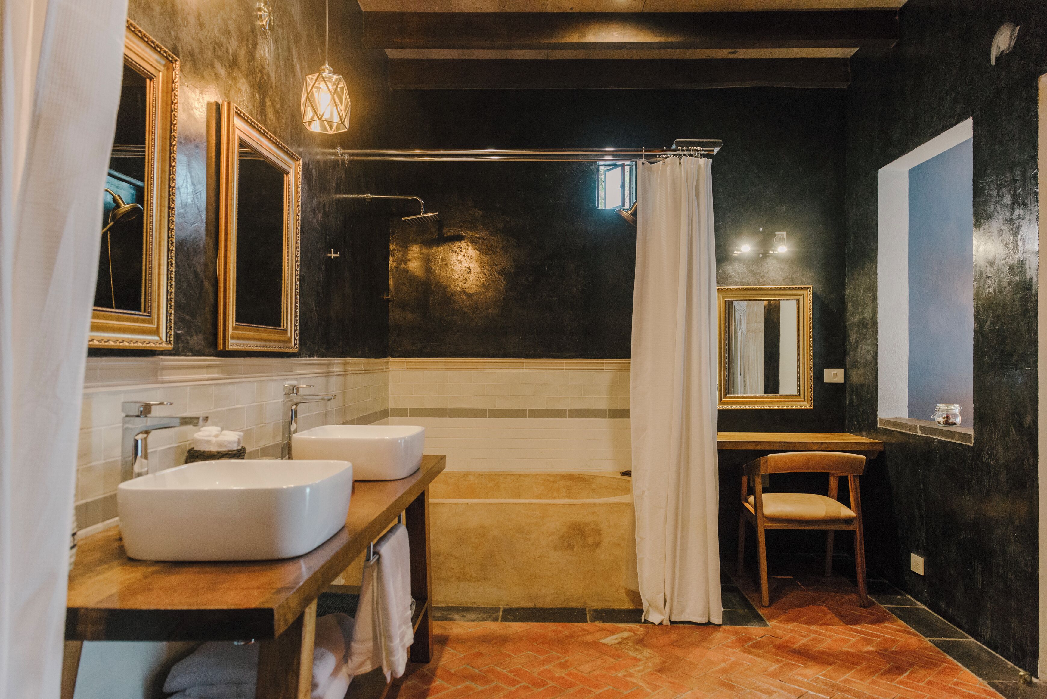 Habitación Premium | Baño | Ducha, secador de pelo y toallas