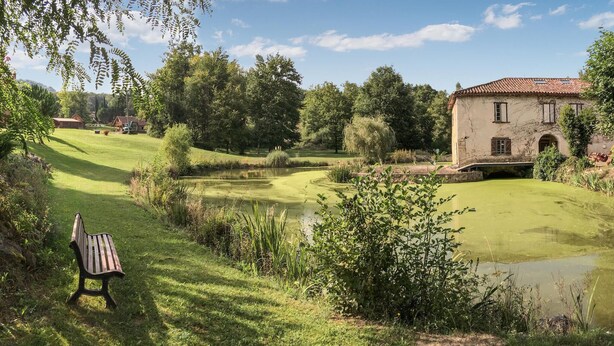 A serene golf course with a pond, a bench, and a rustic building. - 3 bedroom lovely home in Sainte Croix-Volvestre (Sainte Croix-Volvestre)