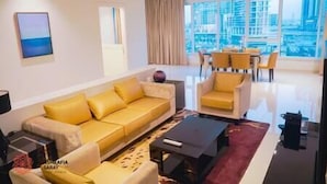 Una sala de estar moderna con un sofá, una mesa de centro y un comedor con sillas.