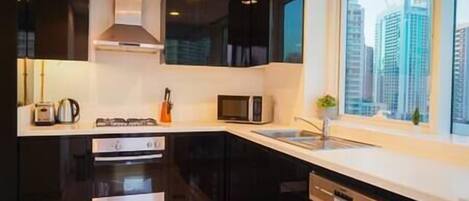 Refrigerador, cafetera y tetera y utensilios de cocina