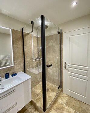 Douche, sĂšche-cheveux, serviettes fournies, papier toilette