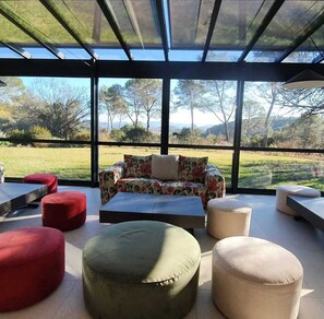 المنشأة من الداخل