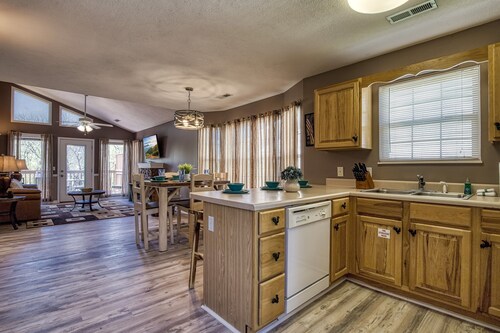 Close to Pigeon Forge, One story, Motorcycle Friendly, River View