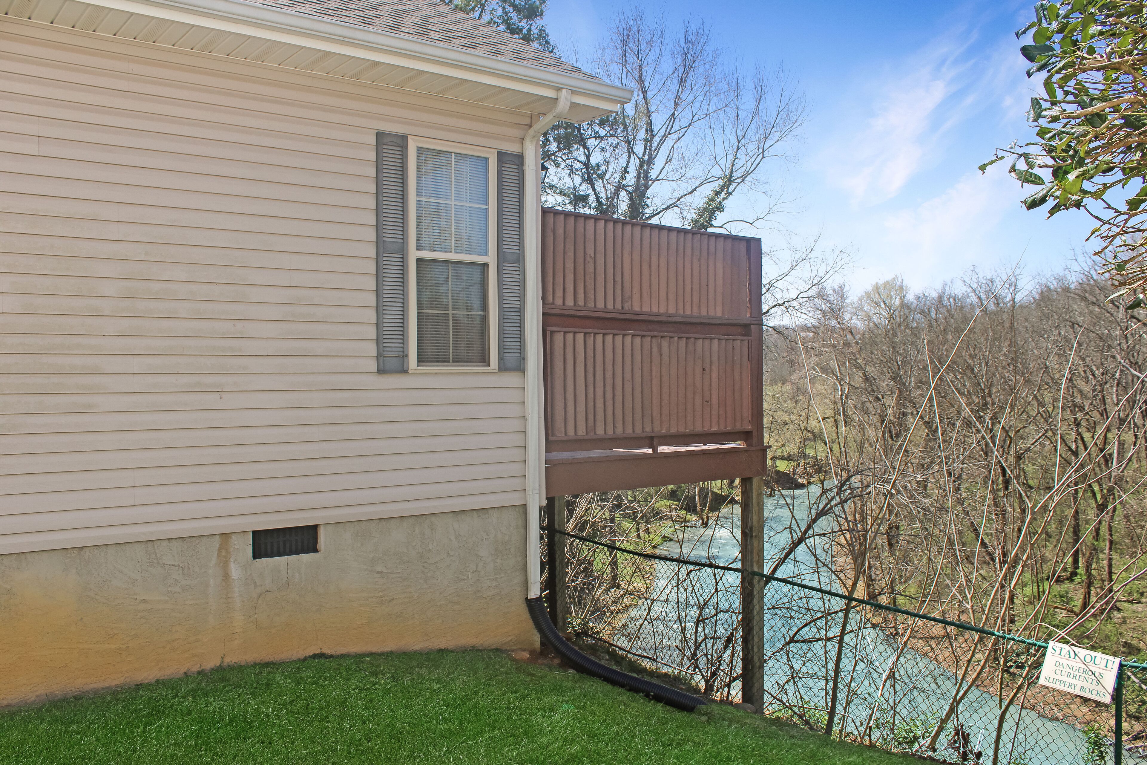 Close to Pigeon Forge, One story, Motorcycle Friendly, River View