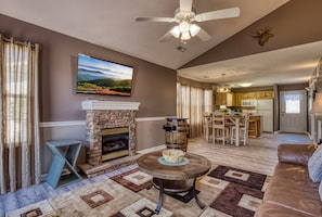 TV, fireplace, video games - Close to Pigeon Forge, One story, Motorcycle Friendly, River View (Pigeon Forge)
