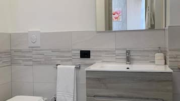 Secador de cabelo, toalhas de banho